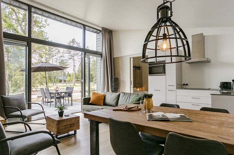 Gezellige woonkamer met uitzicht op terras in 4-persoons suitelodge Comfort, Zeegse, Noord Drenthe. Perfecte plek voor ontspanning.