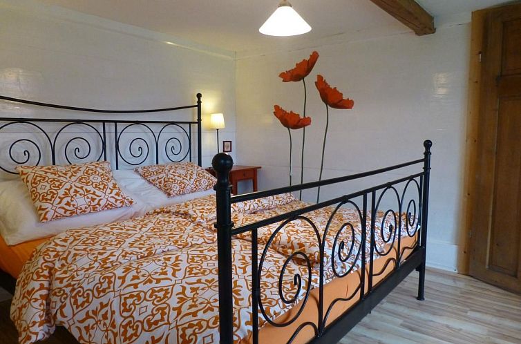 Vakantiehuis Chalet-Hausteil mit Garten im Dorfkern