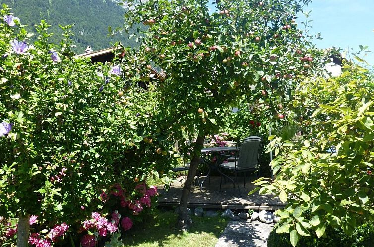 Vakantiehuis Chalet-Hausteil mit Garten im Dorfkern