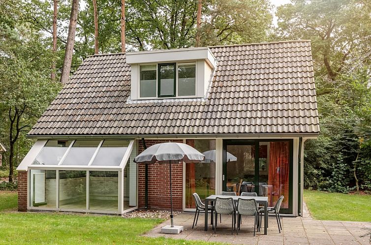 Bungalow L6B in Borger, Noord Drenthe met ruime tuin en terras in bosrijke omgeving, ideaal voor een ontspannen vakantie.