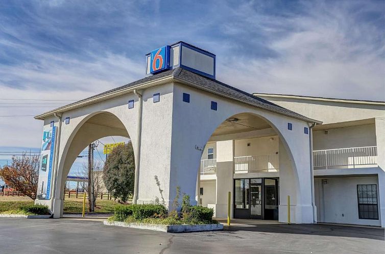 Motel 6-Dickson, TN