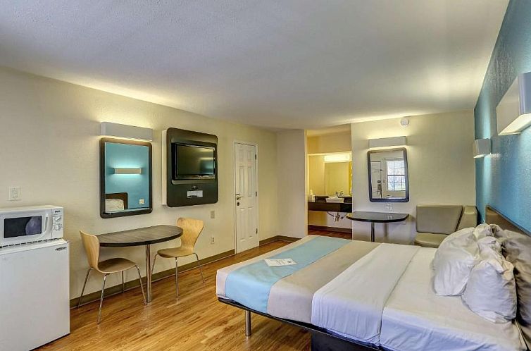 Motel 6-Dickson, TN