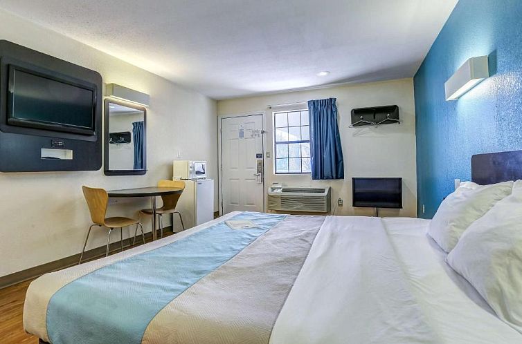 Motel 6-Dickson, TN