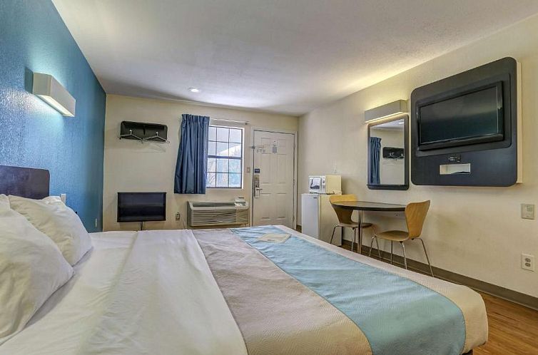 Motel 6-Dickson, TN
