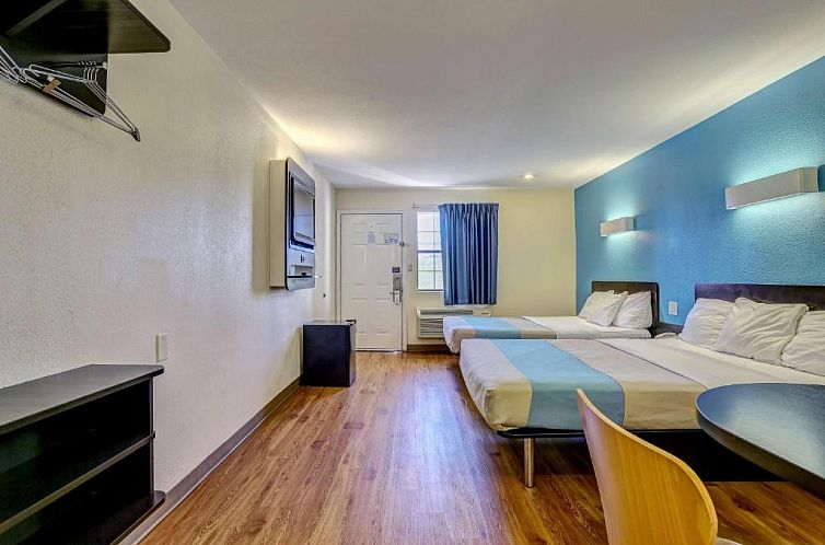 Motel 6-Dickson, TN