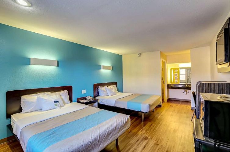 Motel 6-Dickson, TN