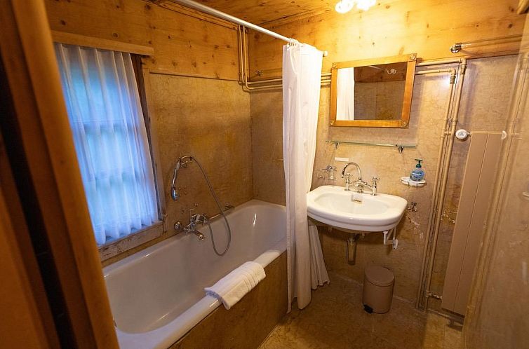 Appartement Chalet Güetli Ferienhaus, Dusche und Bad, WC, 1