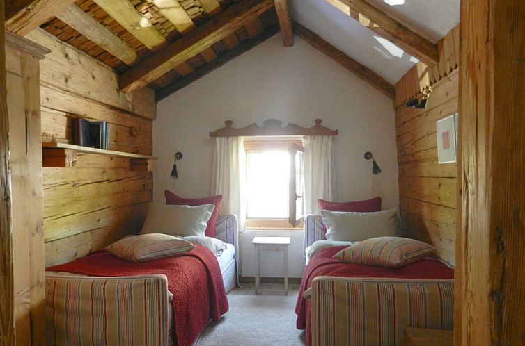 Vakantiehuis Altes Pfarrhaus, Surcasti, (Surcasti).