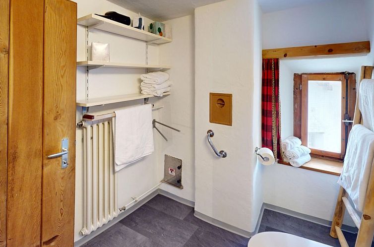 Appartement Apartment Seraina - Wohnung im Engadinerhaus