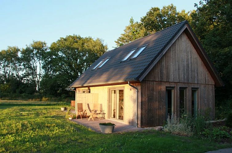 Huisje in Tynaarlo, vakantiehuis met houten gevel in Noord Drenthe, omgeven door groen en natuur.