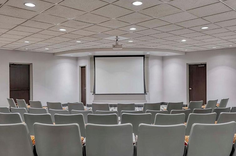 Crowne Plaza Hotel Indianapolis Airport, an IHG Hotel