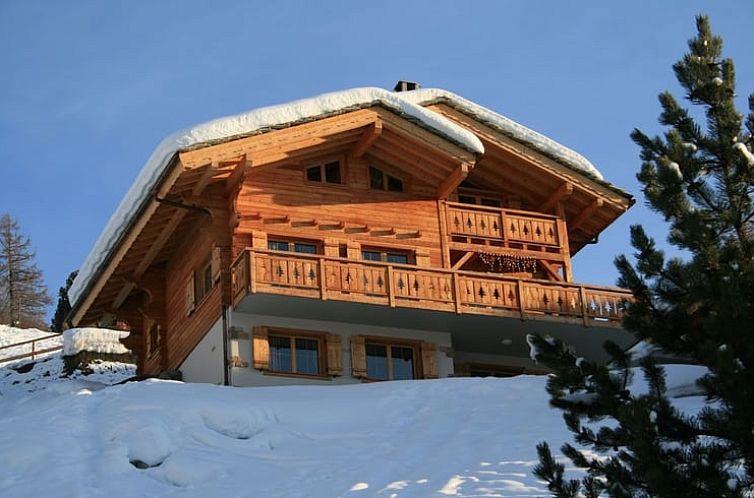 Gemuetliches Ferienhaus, Cottage in Veysonnaz, im malerischen Veysonnaz, Wallis, mit einer traditionellen Holzfassade.