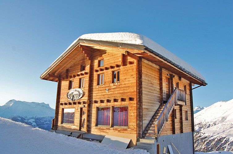 Rustieke Chalet Ripzone in het winterlandschap van Belalp, Wallis, Zwitserland.