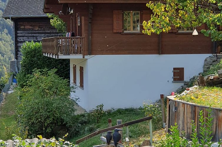 Gezellig huisje in Morel-Filet, Valais, Zwitserland, met een uitnodigend balkon en prachtige natuurlijke omgeving.