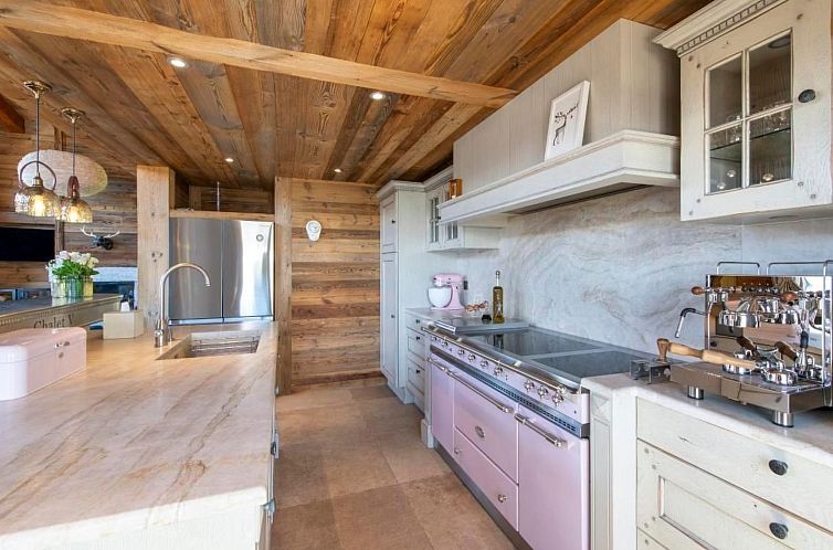 Vakantiehuis Chalet V mit Lift und Pool