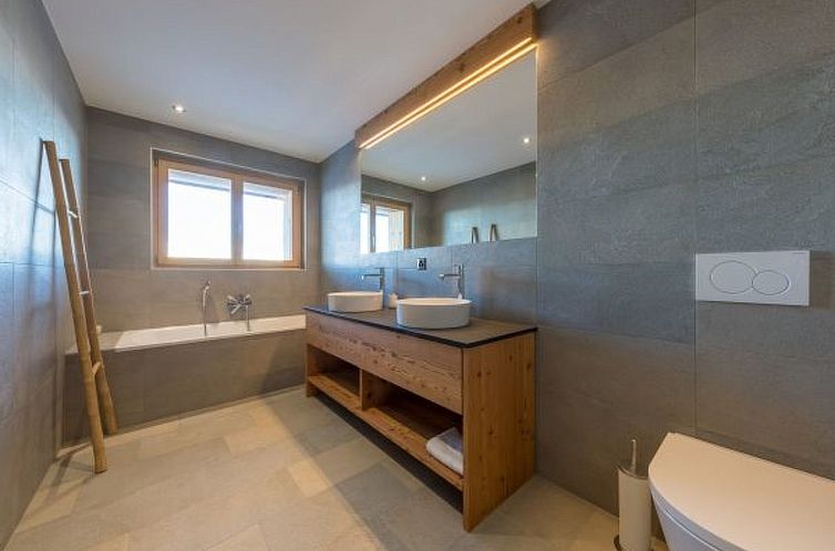 Vakantiehuis Chalet Oak Tree amazing, sauna, ski-in/out