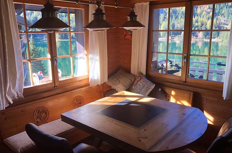 Vakantiehuis Chalet mit Seeblick, Jacuzzi, Sauna und Garten