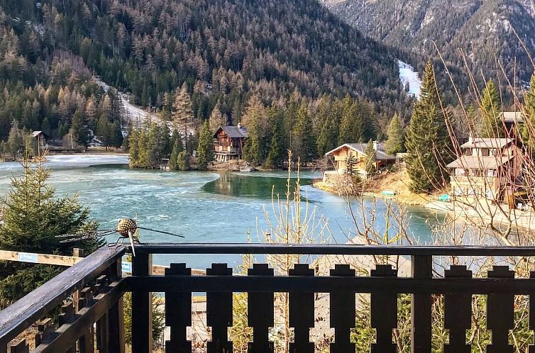 Vakantiehuis Chalet mit Seeblick, Jacuzzi, Sauna und Garten