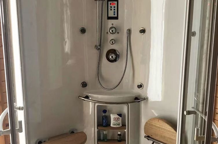 Vakantiehuis Chalet mit Seeblick, Jacuzzi, Sauna und Garten