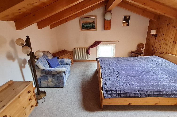 Appartement Chalet Haus (bei Einfahrt grosser Nussbaum )