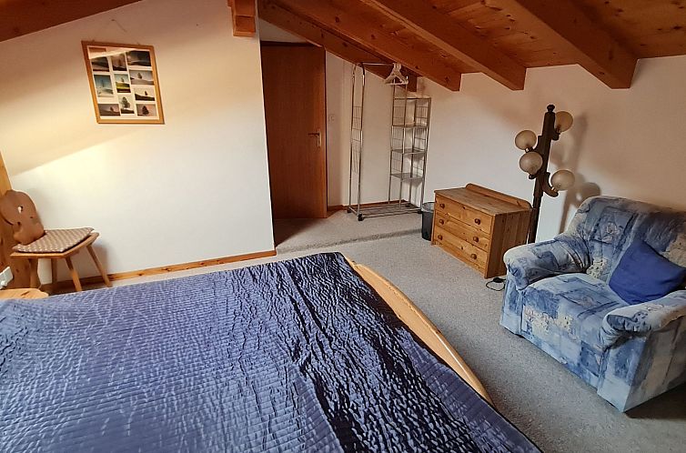 Appartement Chalet Haus (bei Einfahrt grosser Nussbaum )