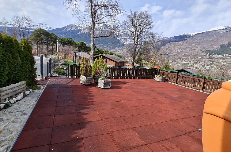 Appartement Chalet Haus (bei Einfahrt grosser Nussbaum )