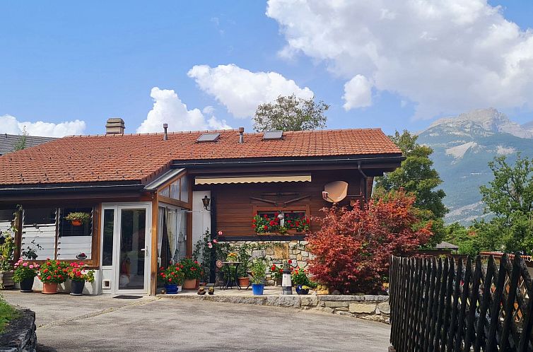 Appartement Chalet Haus (bei Einfahrt grosser Nussbaum )