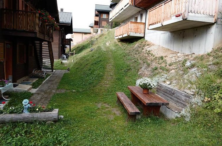 Appartement Bärgblüemli 2. OG Ost Studio, Dusche oder Bad,