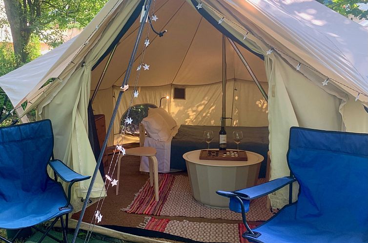 Ontdek de rustieke charme van de Carvalho 4 Meter XL Bell Tent, een unieke glamping lodge in Candemil, Noord Portugal.
