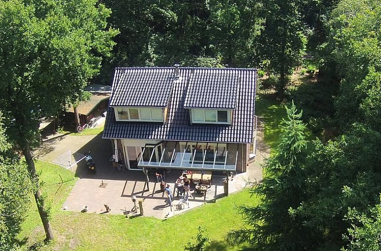 Luftaufnahme des Ferienhauses in Meppen, umgeben von gruener Natur in Suedost-Drenthe, Drenthe.
