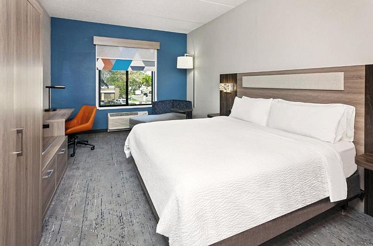 Holiday Inn Express Hotel & Suites Chicago Airport West-O'Ha