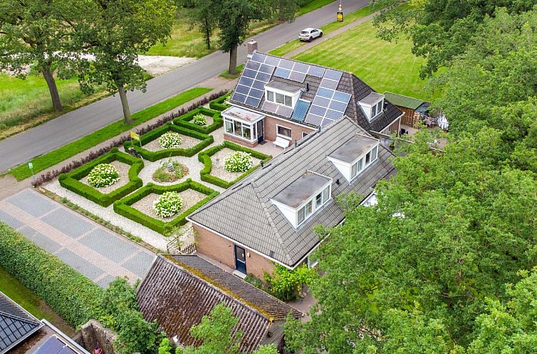 Luchtfoto van Zonnehoek vakantiehuis in Exloo, Zuidoost Drenthe, omgeven door groene natuur en een prachtige tuin.