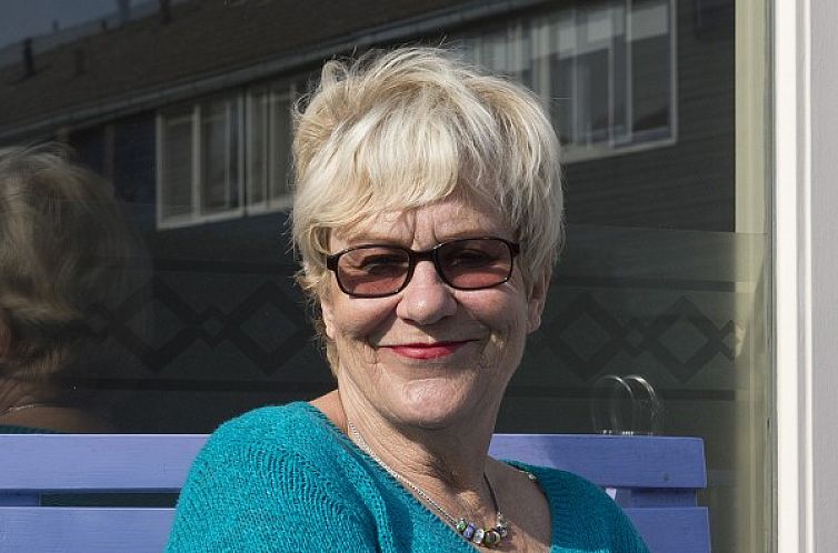 Gastfreundlicher Empfang bei Susanna's Bed-and-Breakfast in Emmen, Drenthe, mit bequemen Sitzgelegenheiten und freundlicher Atmosphaere.