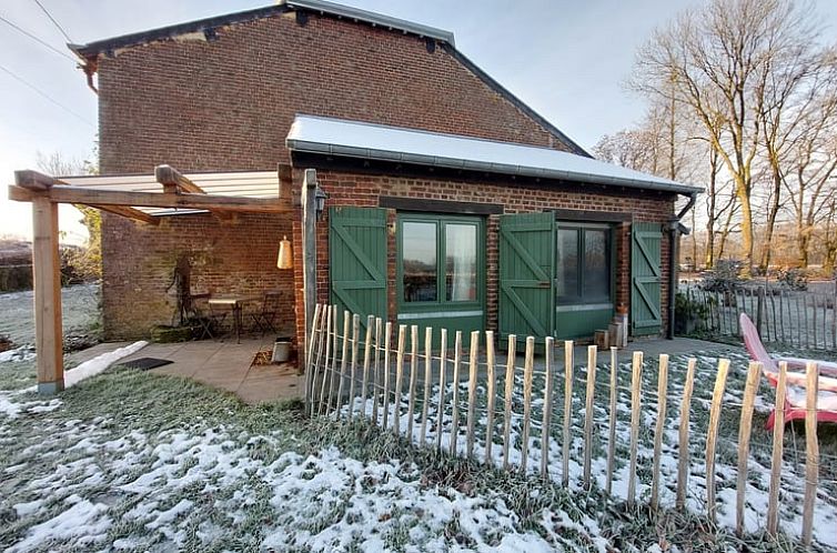 Ferienhaus in Taillette, Frankreich, mit klassischer Backsteinstruktur und gruener Tuer, ideal fuer einen erholsamen Aufenthalt.