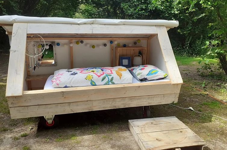 Einzigartiges Holzbett in einem Ferienhaus in Emmen, umgeben von Natur in Sued-Ost-Drenthe.