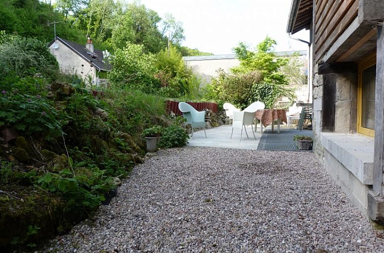 Ontspan op de gezellige veranda van La Pomme d'Or, een vakantieverblijf in het schilderachtige Chatel Chehery, Champagne-Ardennen.