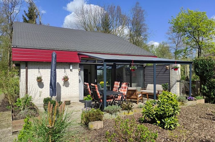 Veranda of Cottage in Geesbrug, vacation home in Geesbrug, Southeast Drenthe, with comfortable seating and green surroundings.