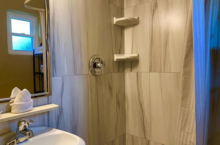 Lakeside Inn and Cafe