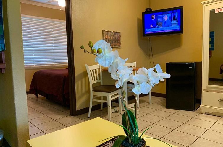 Lakeside Inn and Cafe