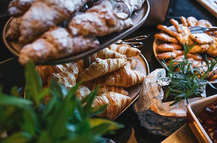 Roomers Baden-Baden, Autograph Collection