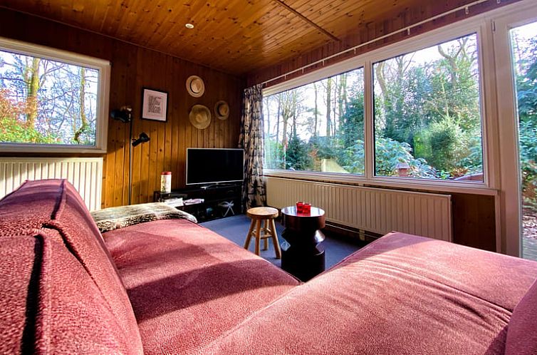 Gezellige woonkamer in Huisje in Doldersum, vakantiehuis in Zuidwest Drenthe, met uitzicht op de natuur.