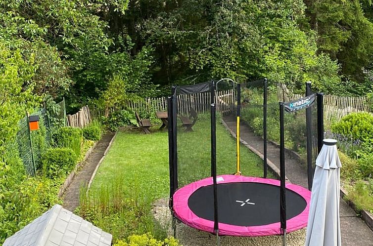 Ontspan in de natuurrijke tuin van Huisje in Nohfelden-Turkismuhle, een charmante vakantiewoning in Saarland, Duitsland.