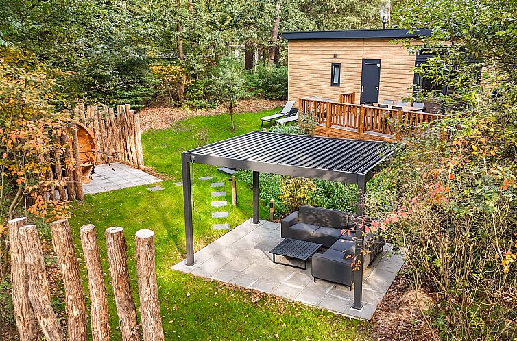 Relax in the sauna of Chalet Aurora, vacation home in Dwingeloo, Southwest Drenthe, surrounded by green nature.