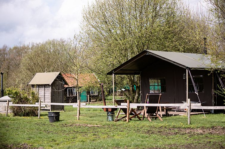 Tenthuisje met warme privédouche naast de tent met Hottub