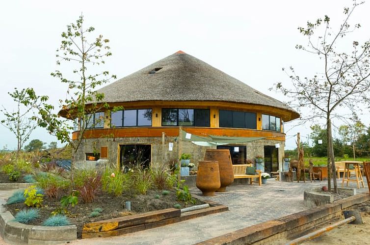 Unique vacation home in Ruinerwold, Drenthe with thatched roof and modern architecture in Southwest Drenthe.