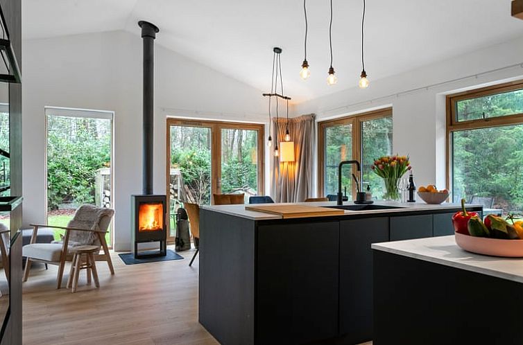 Moderne keuken met houtkachel in Vakantiehuisje in Zorgvlied, Zuidwest Drenthe.