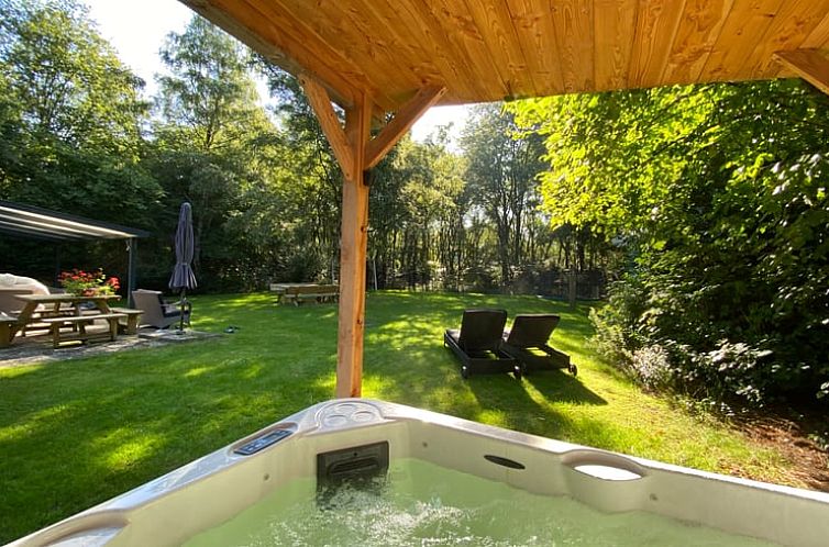 Entspannen Sie sich im Whirlpool im Huisje in Koekange, einem Ferienhaus im Suedwesten von Drenthe, umgeben von gruener Natur.