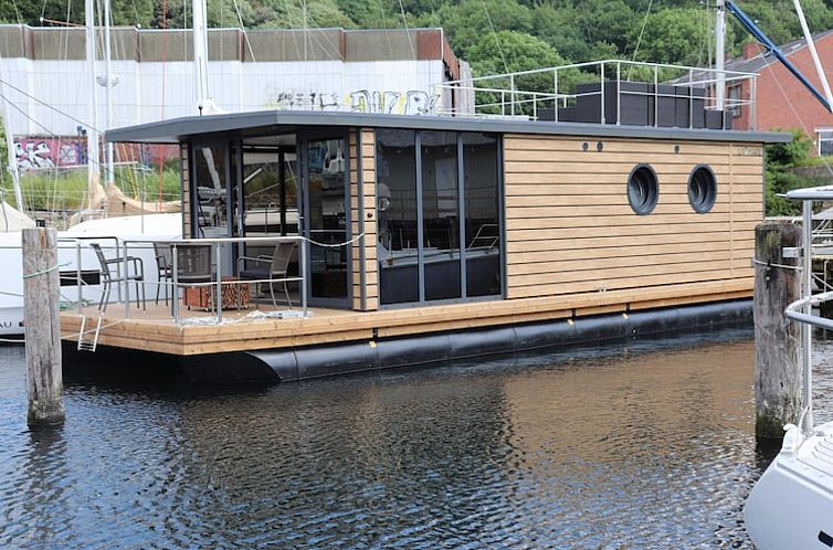Guest house 2023402 - Holiday property Schleswig-Holstein - Hausboot «Leni»