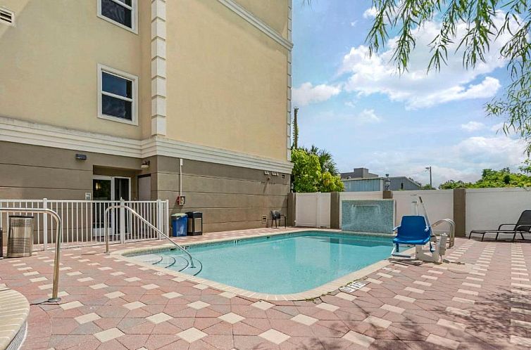 Country Inn & Suites by Radisson, Tampa Airport North, FL