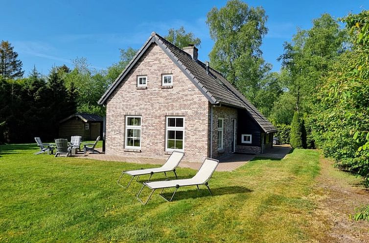 Rustic cottage in Oude Willem with green garden in Southwest Drenthe, ideal for nature lovers.